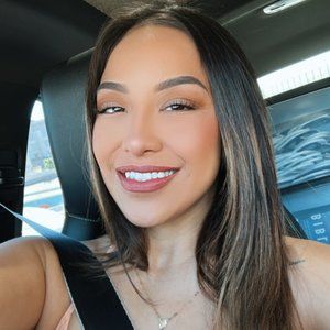 Meet your Posher, Yesenia